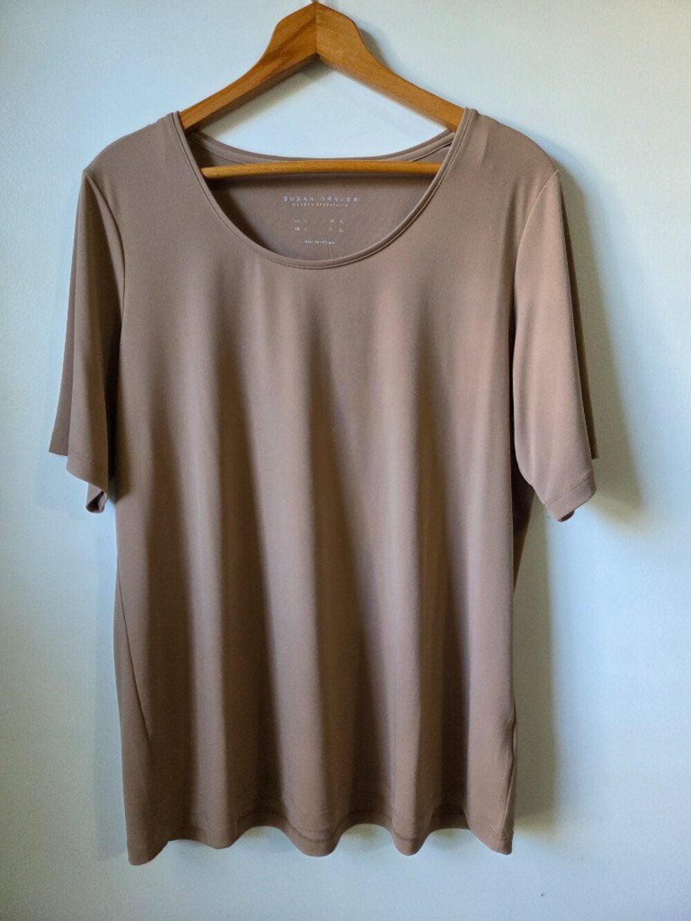 EUC SUSAN GRAVER TAN / NUDE MODERN ESSENTIALS SLINKY SOFT TEE SIZE L